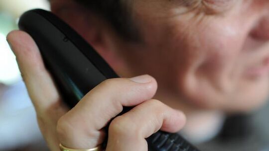 Mitarbeiter der Telefonseelsorge mit Telefon