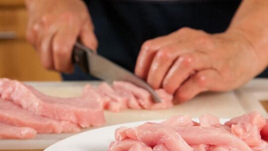 Fleisch für Geschnetzeltes schneiden