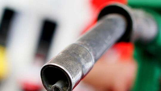 Zapfpistole an Tankstelle Zapfpistole an Tankstelle