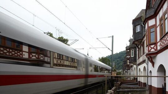 ICE passiert die Altstadt von Bacharach