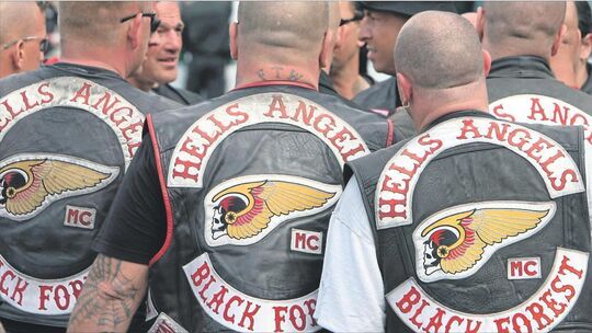 Die Gemein­schaft geht den "Höl­lenen­geln" über alles: Ob bei Pro­zes­sen gegen Mit­glie­der oder Beer­digun­gen - Mas­sen­auf­