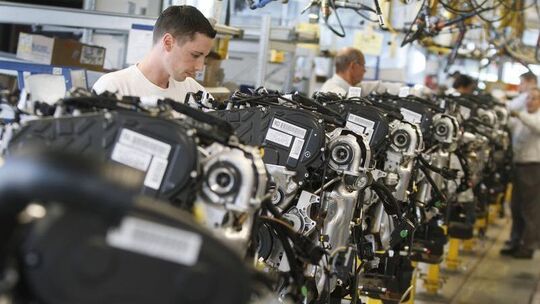 Arbeiter montieren Motor bei Opel