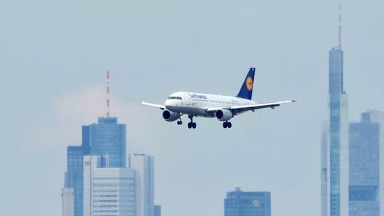Flugzeug über Frankfurt