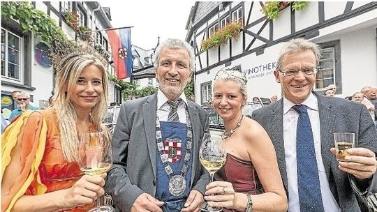 Weinhex Linda Kröber eröffnet ältestes Winzerfest in Winningen