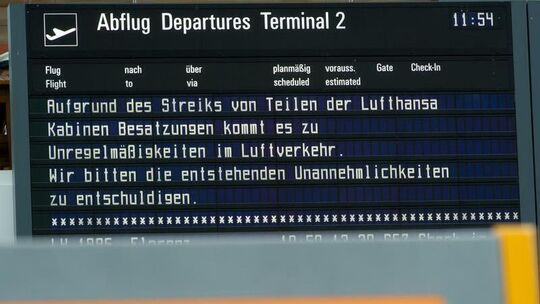 Anzeigentafel am Flughafen München Anzeigentafel am Flughafen München