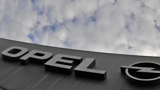 Logo und der Schriftzug des Autobauers Opel