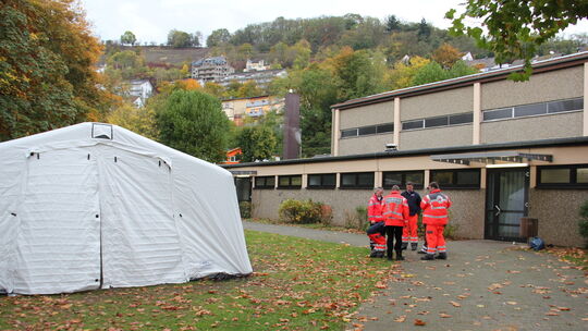 Aus ganz Deutschland reisten Trauernde nach Bad Ems an. Helfer richteten einen Notunterkunft in der Sporthalle ein.