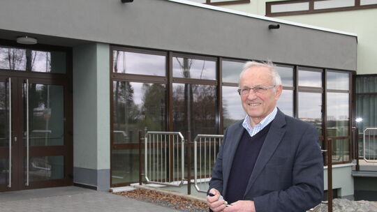 Bürgermeister Falk Schneider (CDU) Vettelschoß vor Bürgerhaus