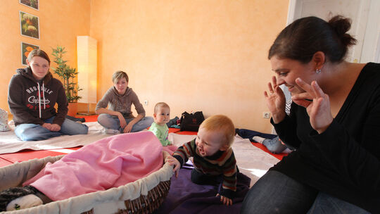 Eltern und Babys lernen eigene Zeichensprache