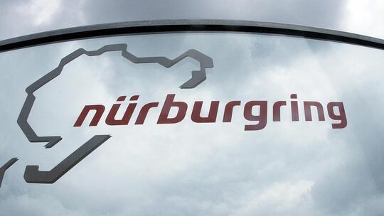 Glasscheibe mit dem Logo der Rennstrecke