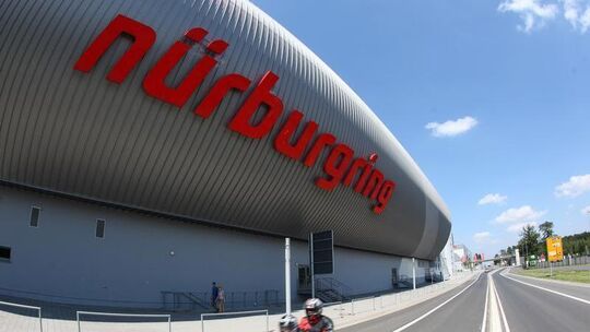 Motorradfahrer passieren den Nürburgring