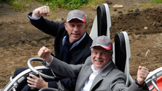 Boris Becker 2009 mit dem Geschäftsführer der Nürburgring GmbH, Dr. Walter Kafitz, im „ring°racer".
