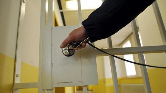 Justizvollzugsbeamter schließt ab