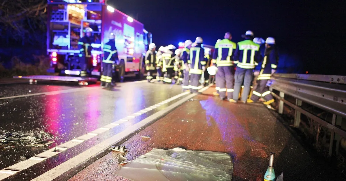 Kleinwagen in Leitplanke gedrückt: Schwerer Unfall nach Überholmanöver ...