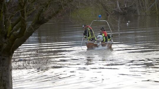 Die Feuerwehr sucht die Lahn ab