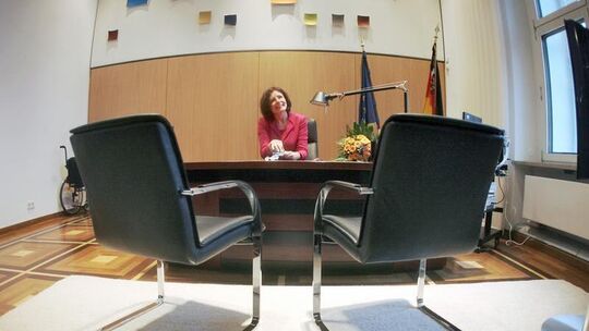 Malu Dreyer (SPD) sitzt im Büro