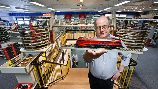 Uli Girresser, Geschäftsführer der Wissener Modellbaufirma W. Schmidt, mit einem Schmuckstück für Eisenbahnfreunde: dem Railjet