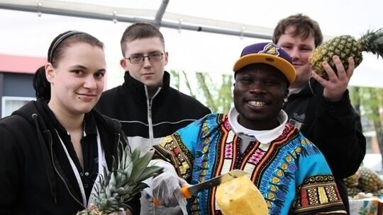 Gewusst wie: Profi Matteo Mazia zerlegt Ananas schnell und sauber.