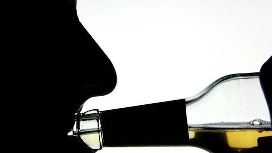 Silouette von Mann mit Bierflasche