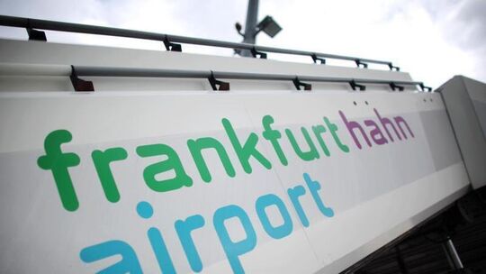 Eine Flugzeugtreppe des Flughafen Frankfurt-Hahn
