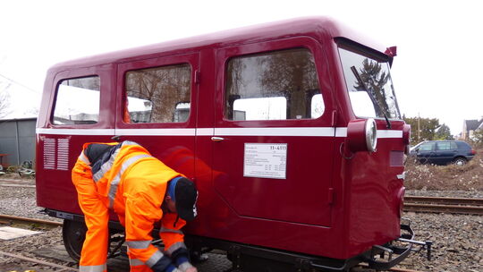 Die Arbeitsgeräte für Schienenbauarbeiten, die der Verein Brexbachtalbahn verwendet, werden meist von den Mitgliedern in unzähli