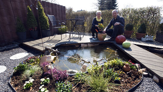 Ehepaar aus Ochtendung legt bunte Zimmer im Garten an