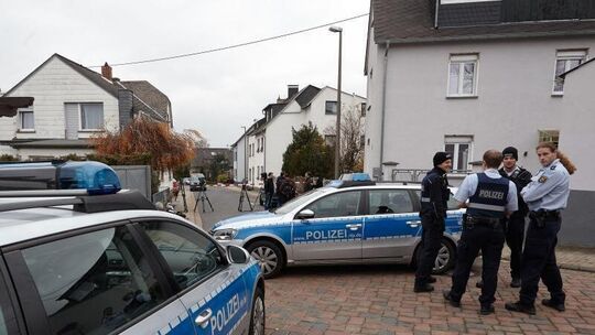 Polizisten stehen vor einem Haus in Kruft