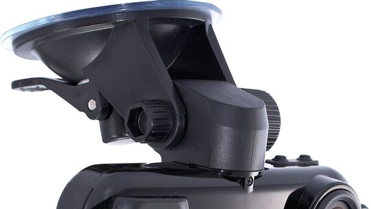 Im Handel sind Dashcams bereits ab 100 Euro erhältlich. Manche dieser Geräte funktionieren auch bei Nachtsicht und nehmen zusätz
