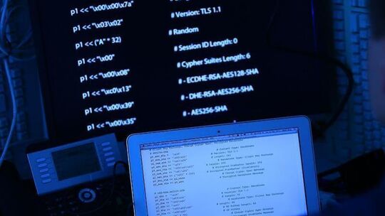 Computer mit Quellcode
