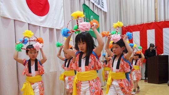 Japanische Kinder tanzen zur Einweihung