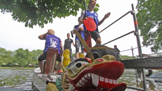 Schängel-Cup: Drachenboote "fliegen" über den Rhein