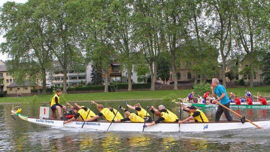 Schängel-Cup: Drachenboote "fliegen" über den Rhein