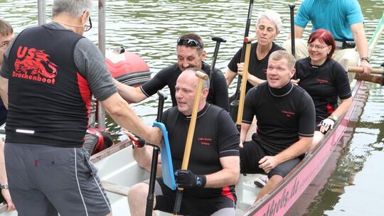 Schängel-Cup: Drachenboote "fliegen" über den Rhein