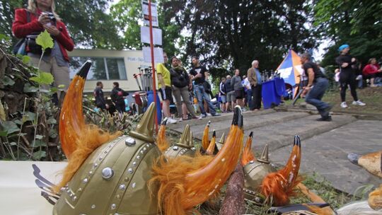 Schängel-Cup: Drachenboote "fliegen" über den Rhein