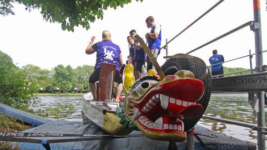 Schängel-Cup: Drachenboote "fliegen" über den Rhein
