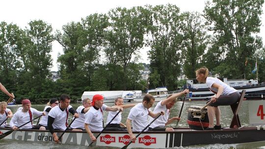 Schängel-Cup: Drachenboote "fliegen" über den Rhein