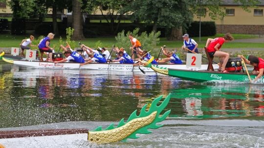 Schängel-Cup: Drachenboote "fliegen" über den Rhein