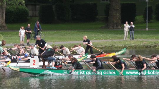 Schängel-Cup: Drachenboote "fliegen" über den Rhein