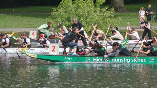 Schängel-Cup: Drachenboote "fliegen" über den Rhein
