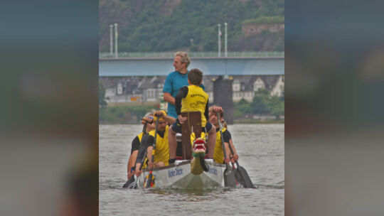 Schängel-Cup: Drachenboote "fliegen" über den Rhein