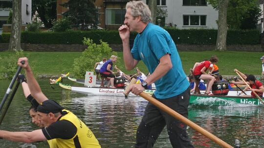 Schängel-Cup: Drachenboote "fliegen" über den Rhein