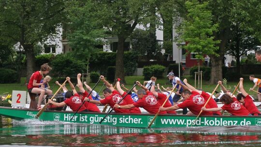 Schängel-Cup: Drachenboote "fliegen" über den Rhein