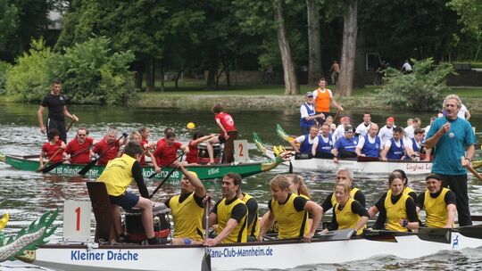 Schängel-Cup: Drachenboote "fliegen" über den Rhein