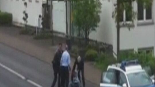 Bilder aus dem Video: Polizisten schlagen bei Festnahme zu