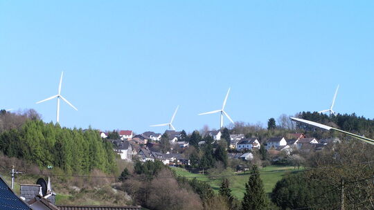 Von Selbach aus gesehen, überschatten die bereits errichteten Windräder zwischen Gebhardhain und Fensdorf die Häuser der Gemeind