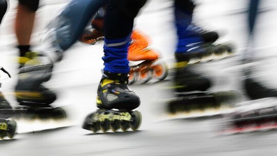 Die Inlineskates werden wieder geschnürt. Die Inlineskates werden wieder geschnürt.
