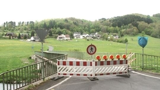 Die gesperrte Brücke vor Thal ist wieder für Fußgänger geöffnet Die gesperrte Brücke vor Thal ist wieder für Fußgänger geöffnet