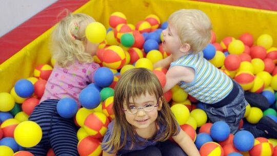 Spielende Kinder in einer Kita