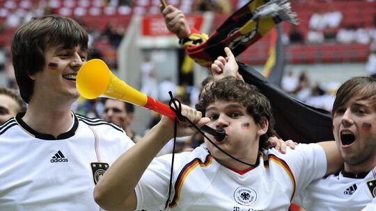 Ein deutscher Fan mit Schalldämpfer-Vuvuzela.