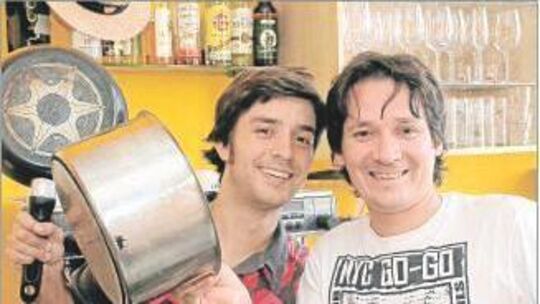 Matias (links) und Felipe (rechts) kochen im VHS- Bistro in der Bauerngasse.